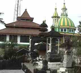 Salahkah Mesjid Berdampingan Dengan Rumah Ibadah Lain? Salahkah Mesjid Berdampingan Dengan Rumah Ibadah Lain?