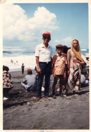 Usia 40 Tahun Menulis 61 Buku Usia 40 Tahun Menulis 61 Buku