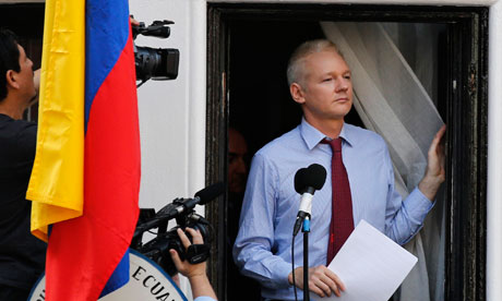 Assange Perlihatkan Diri, Inggris Sakit Kepala Assange Perlihatkan Diri, Inggris Sakit Kepala