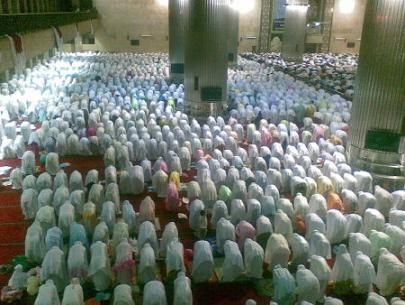 Megawati Presiden RI dan Shaf Shalat di Masjid Megawati Presiden RI dan Shaf Shalat di Masjid