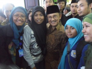 Di Balik Hari Pahlawan dan Orasi Pak Habibie Di Balik Hari Pahlawan dan Orasi Pak Habibie