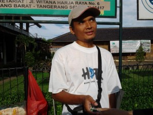 Pelajaran Berharga Dari Pak Ikhsan, Penjual Kerupuk Tuna Netra Pelajaran Berharga Dari Pak Ikhsan, Penjual Kerupuk Tuna Netra