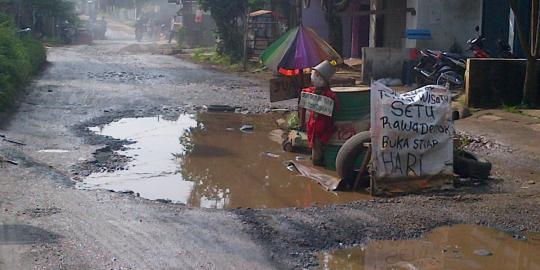 Kolam Ikan di Tengah Jalan Bikin Masalah Kolam Ikan di Tengah Jalan Bikin Masalah