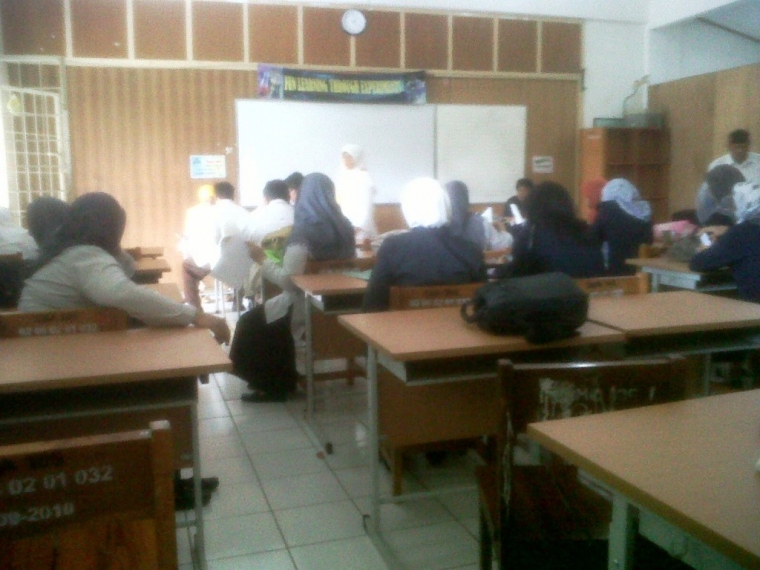 Pengalaman Mengikuti Uji Kompetensi Guru (UKG) di SMAN 105, Ciracas Jaktim Pengalaman Mengikuti Uji Kompetensi Guru (UKG) di SMAN 105, Ciracas Jaktim