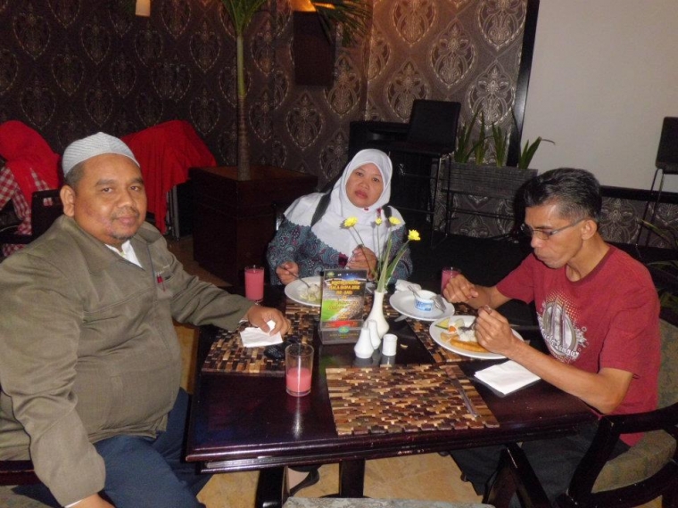 Catatan Harian Seorang Guru: Sedihnya Tak Bisa Mencium Anak Dan Istri Catatan Harian Seorang Guru: Sedihnya Tak Bisa Mencium Anak Dan Istri