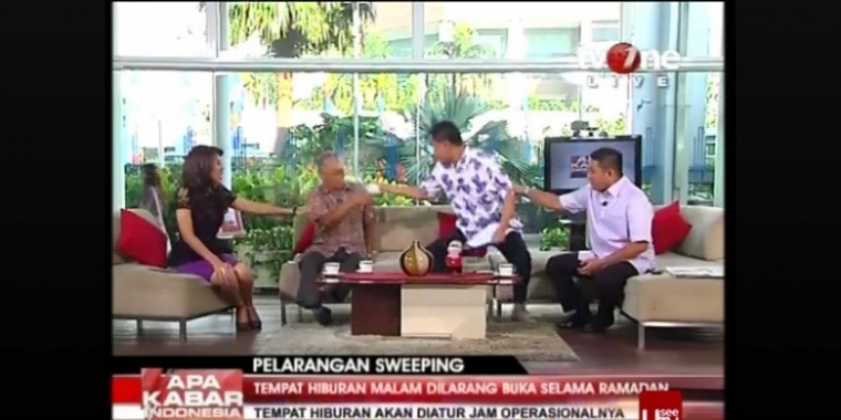 Heboh Munarman Menyiram Tamrin Amal Tamagola di Live TV One Heboh Munarman Menyiram Tamrin Amal Tamagola di Live TV One