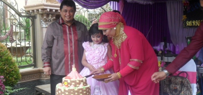 Isnandar Sosok Ayah Yang Dekat Putrinya Isnandar Sosok Ayah Yang Dekat Putrinya