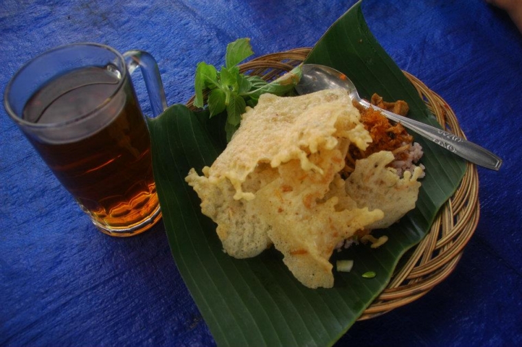 Kuliner Tuban: Pecel Pincuk Patung Kuliner Tuban: Pecel Pincuk Patung