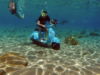 Selfie Underwater Wisata Umbul Ponggok Klaten Yogyakarta Selfie Underwater Wisata Umbul Ponggok Klaten Yogyakarta