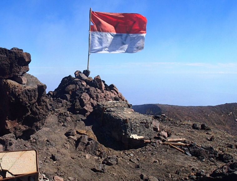 Merah Putih Ternoda Vandalisme Di Puncak G Slamet Kompasiana Com