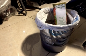 Hasil gambar untuk alasi tong <a href='https://pontianak.tribunnews.com/tag/sampah' title='sampah'>sampah</a> dengan plastik