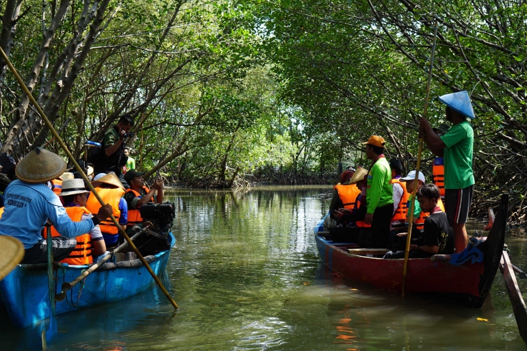 Menjelajahi Alam Melalui Ekowisata Hutan Mangrove Tapak