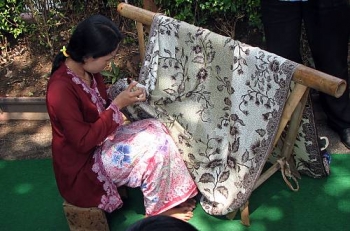 Proses Membatik Dengan Cara Merendam Ke Dalam Cairan Proses Membatik Dengan Cara Merendam Ke Dalam Cairan