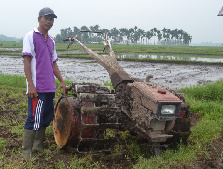 Inovasi Petani Modifikasi Handtraktor untuk Sawah Rawa Inovasi Petani Modifikasi Handtraktor untuk Sawah Rawa