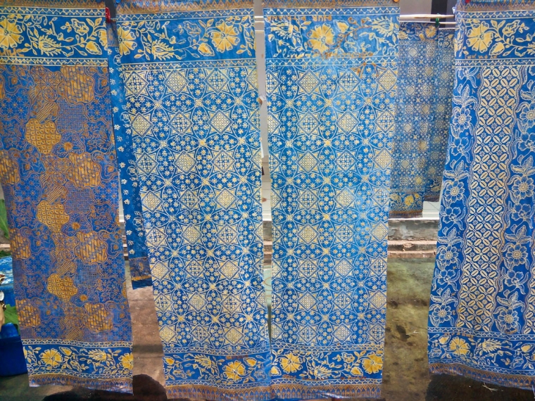 Membuat Batik dengan Pewarna Alami di Peringatan Membuat Batik dengan Pewarna Alami di Peringatan