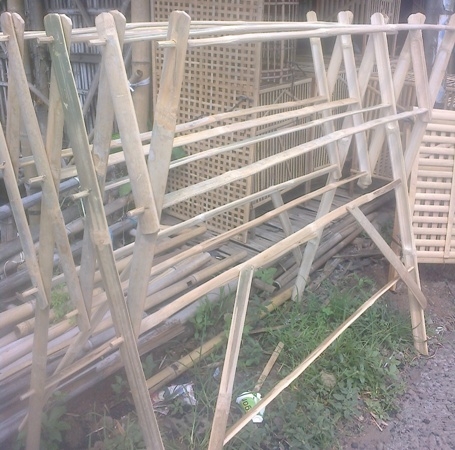 Di Kampung Ini Bambu Mampu Memberikan Kehidupan oleh Di Kampung Ini Bambu Mampu Memberikan Kehidupan oleh