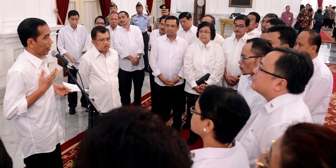 Pak Jokowi Mengapa Kemeja Putihnya Dikeluarkan Pak Jokowi Mengapa Kemeja Putihnya Dikeluarkan