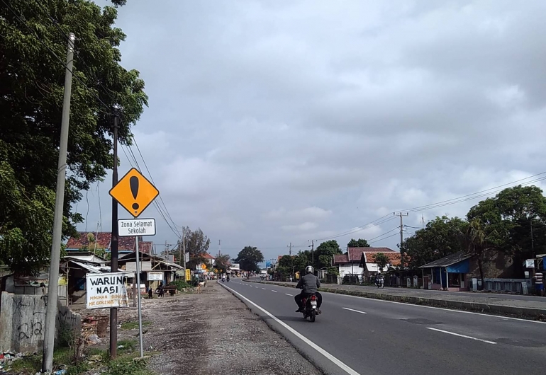 Jalan Ini Paling Banyak Rambu Lalu Lintasnya di Indramayu - Kompasiana.com