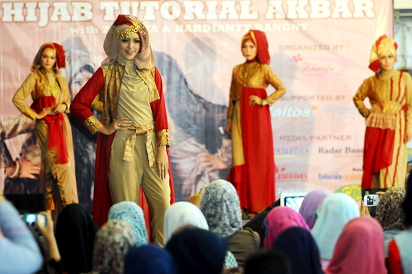 Bisnis dan Hijab Wirausaha Muslimah Santri di Kota Bisnis dan Hijab Wirausaha Muslimah Santri di Kota
