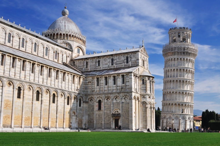 Kontroversi Arsitektur Menara Pisa Italia oleh Sabrina