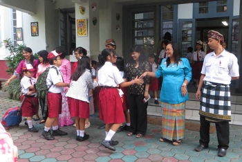 Guru Mengajar Memakai Pakaian Adat Daerah Ternyata Tetap Guru Mengajar Memakai Pakaian Adat Daerah Ternyata Tetap