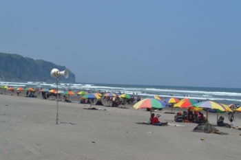Rambu Larangan Berenang Di Pantai Parangtritis Rusak Tim