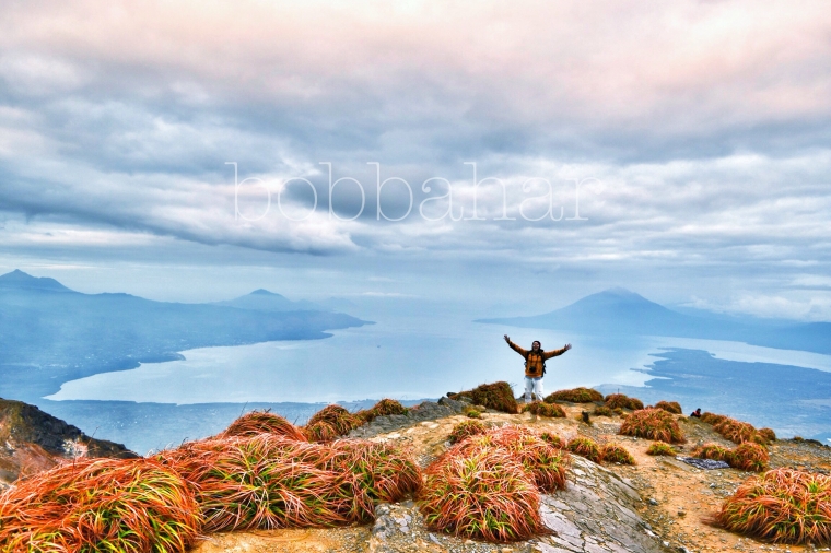 Pemandangan Spektakuler di Atas Gunung Ile Ape Lembata Pemandangan Spektakuler di Atas Gunung Ile Ape Lembata