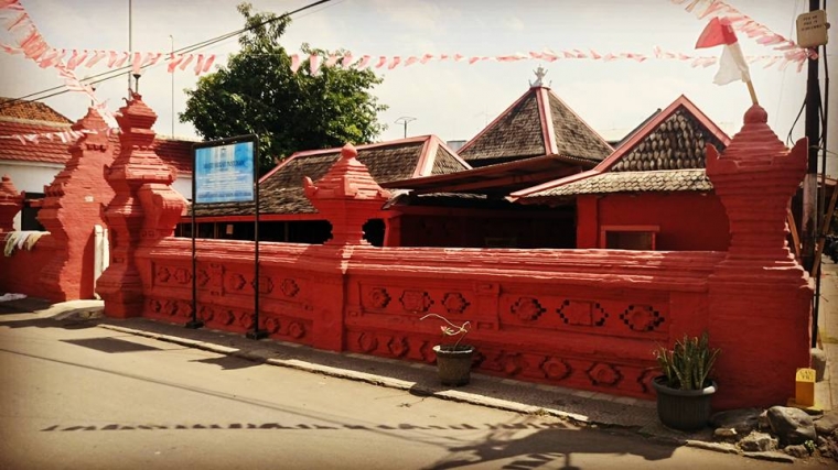 Masjid Merah Panjunan dan Wujud Akulturasi Budaya Halaman Masjid Merah Panjunan dan Wujud Akulturasi Budaya Halaman