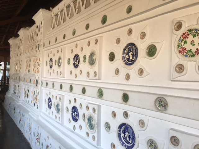 Keramik dan Dupa di Makam Sunan Gunung Jati oleh Taufik Keramik dan Dupa di Makam Sunan Gunung Jati oleh Taufik