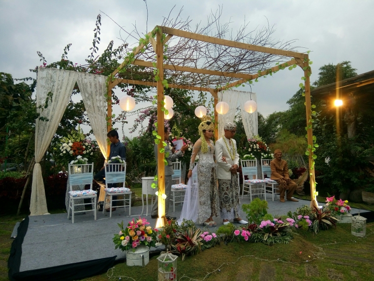 Pesta Pernikahan Sederhana dan Unik dengan Konsep Outdoor  Pesta Pernikahan Sederhana dan Unik dengan Konsep Outdoor