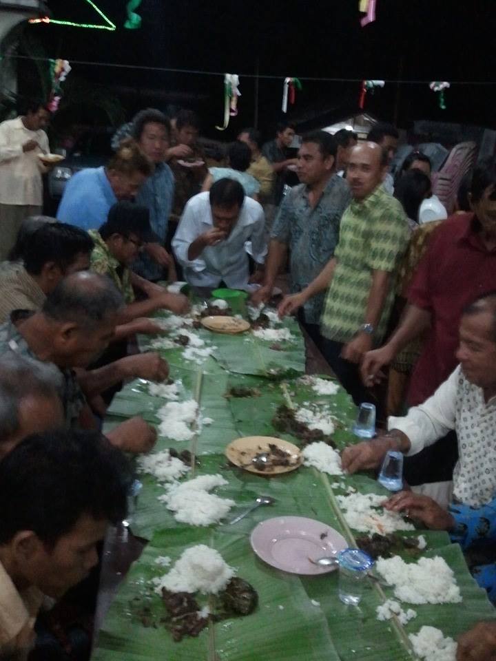 Inilah Tradisi Makan Pakai Daun Pisang oleh Johanis Malingkas Pacaran