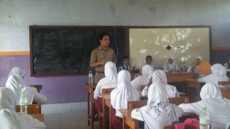 Gambar Seorang Guru Sedang Mengajar Muridnya : Jelaskan Sikap Terbaikmu