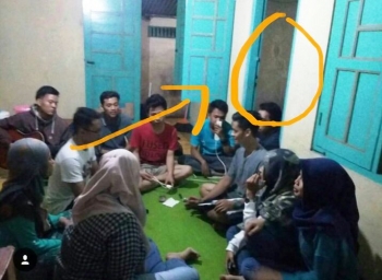 Penampakan Hantu Pocong Yang Ikut Menyaksikan Rapat Penampakan Hantu Pocong Yang Ikut Menyaksikan Rapat