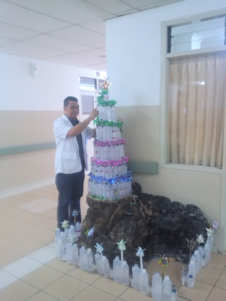Uniknya Pohon Natal dari  Botol  Infus  Bekas Kompasiana com Uniknya Pohon Natal dari  Botol  Infus  Bekas Kompasiana com