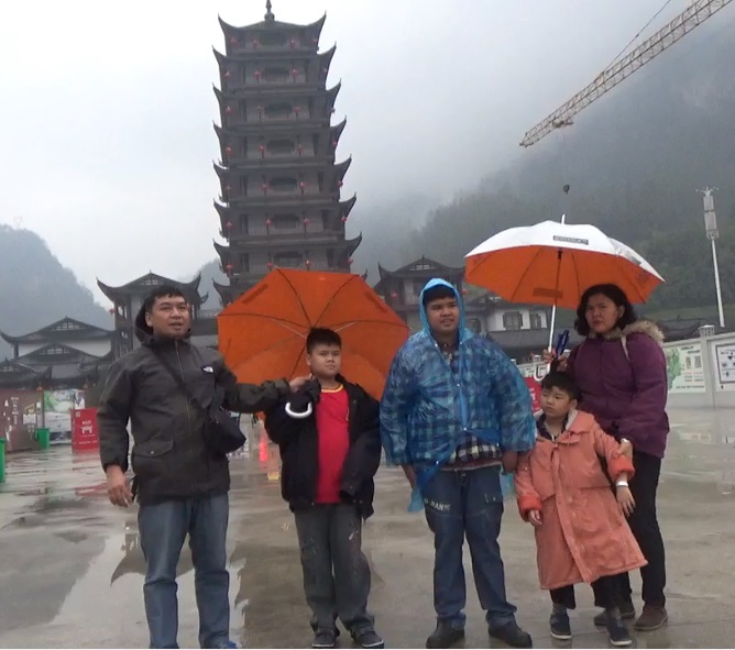 Kecewa di Atas, Puas di Bawah Saat Wisata di Halleluyah Mountain, Tiongkok