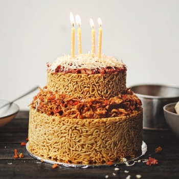 Ada Yang Ingin Mencoba Kue Ulang Tahun Berbahan Indomie Oleh Manik