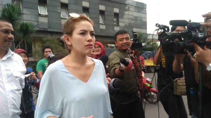 Bra Nikita Mirzani dan Gagal Fokus Massal Halaman 1 Bra Nikita Mirzani dan Gagal Fokus Massal Halaman 1