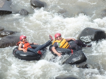 Yuk Mencoba Keseruan River Tubing Di Garut Halaman All Yuk Mencoba Keseruan River Tubing Di Garut Halaman All