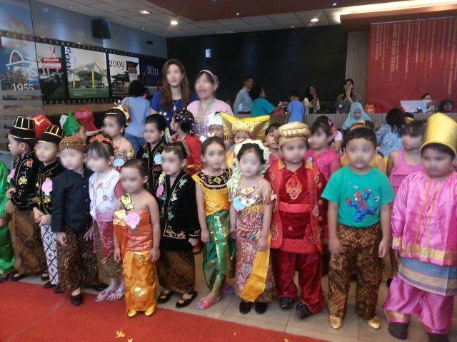 Semaraknya Pakaian Adat dari Berbagai Daerah oleh Dewi Semaraknya Pakaian Adat dari Berbagai Daerah oleh Dewi