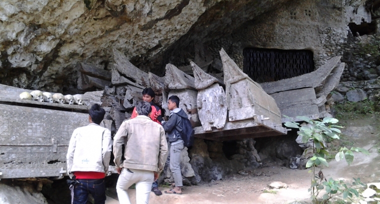 Serpihan Tulang dan Kuburan Batu Kete Kesu Toraja Utara 