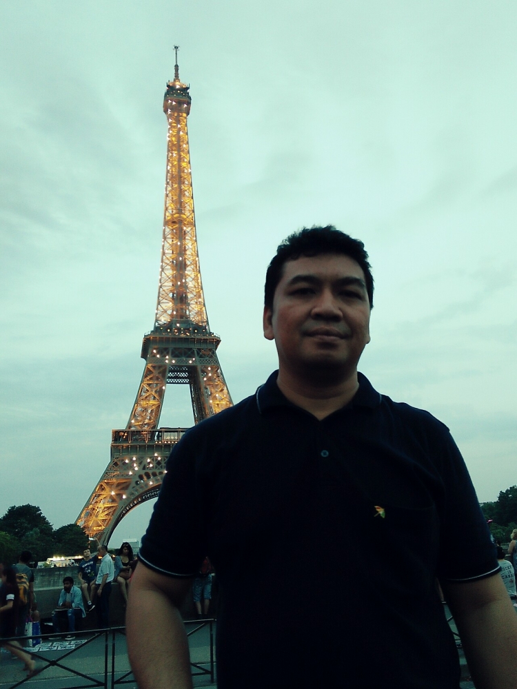 Paris, antara Gemerlap Lampu Menara Eiffel dan Muramnya Pengungsi Syria