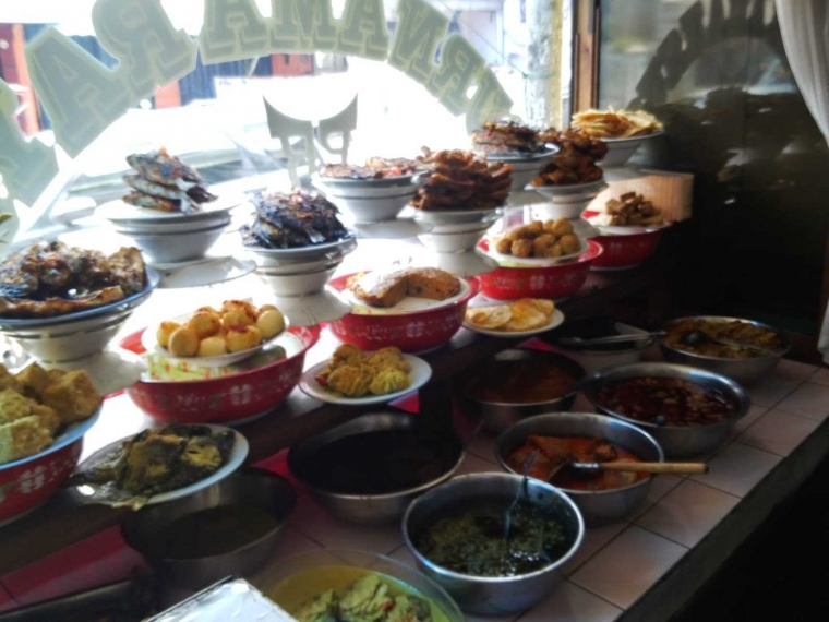 Trauma Makan Nasi Padang oleh Muhammad Hamid Habibi Trauma Makan Nasi Padang oleh Muhammad Hamid Habibi