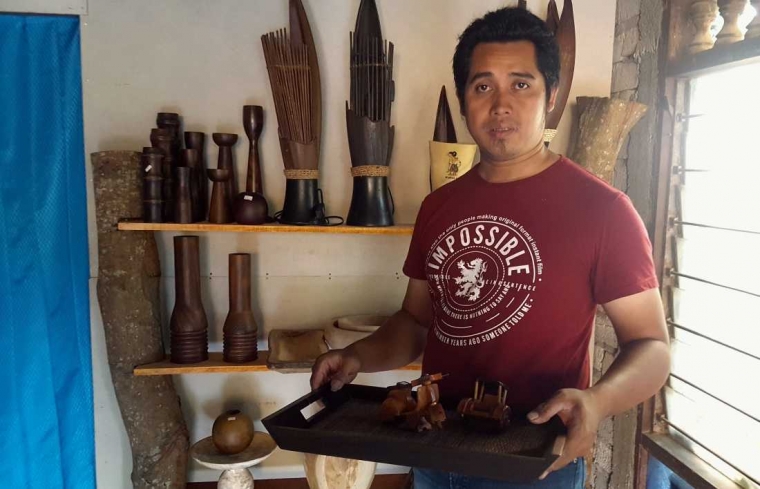 Kreativitas Budi Hasilkan Kerajinan  Cenderamata Kayu  dari  Kreativitas Budi Hasilkan Kerajinan  Cenderamata Kayu  dari