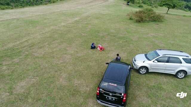 Asiknya Bermain "Drone" Sambil Menikmati Indahnya Bukit Teletubbies
