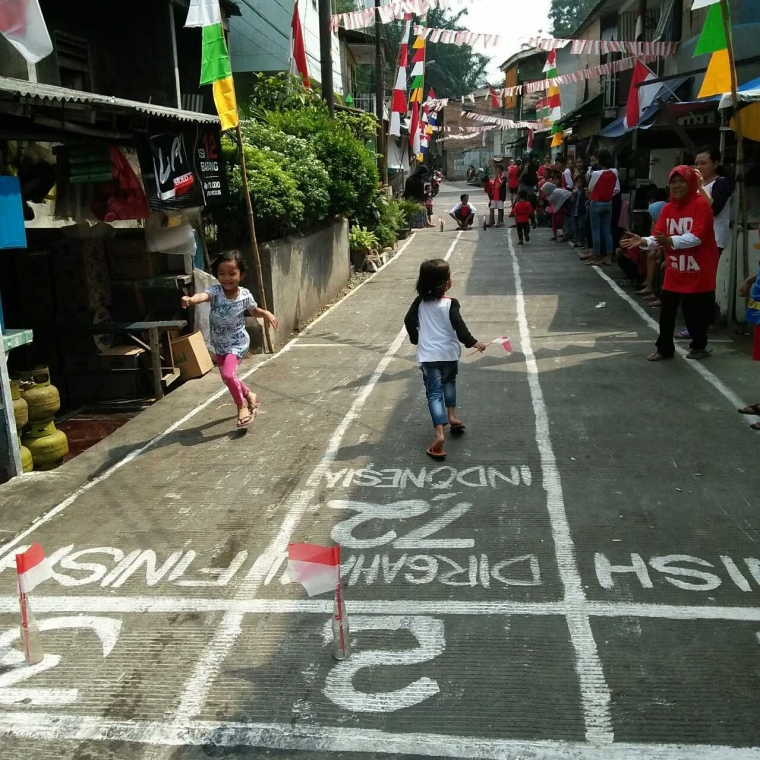 Lomba Lari Tujuh Belasan di Jalan Tikus antara Pencakar Lomba Lari Tujuh Belasan di Jalan Tikus antara Pencakar