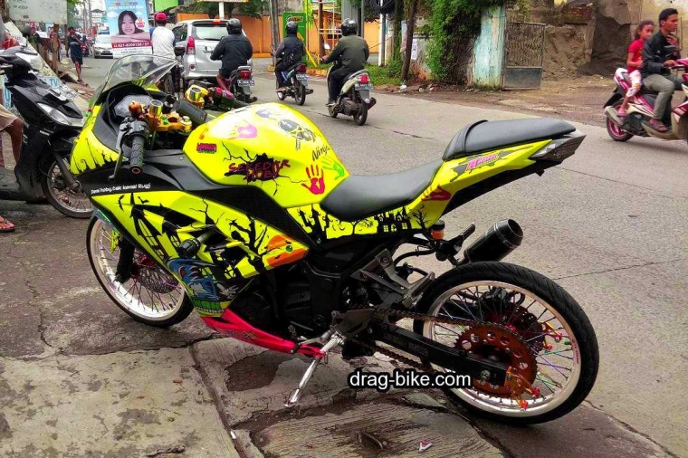Fenomena Modifikasi Motor Pakai Ban Ukuran Kecil oleh Elsa Fenomena Modifikasi Motor Pakai Ban Ukuran Kecil oleh Elsa