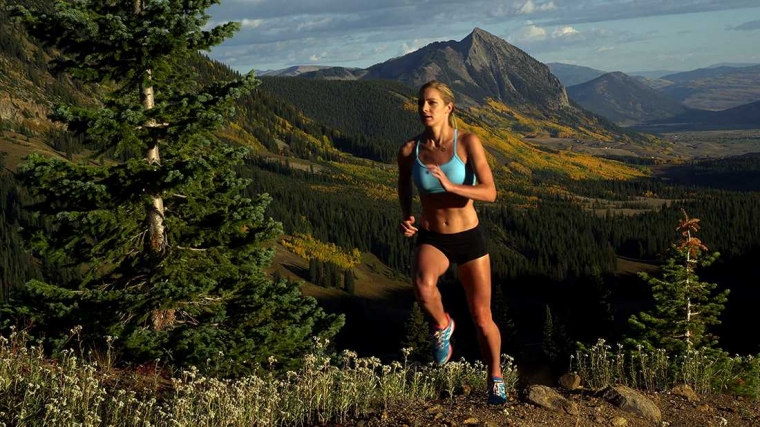 Ilustrasi atlet AS Emma Coburn sedang berlari di gunung (sumber: adventure-...