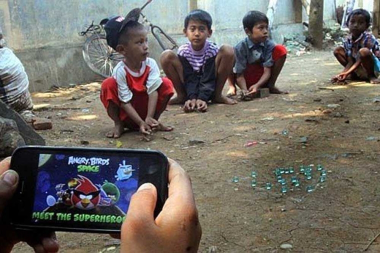 Pudarnya Permainan Tradisional - Kompasiana.com Apakah Permainan Tradisional Akan Digantikan Dengan Permainan Digital Pudarnya Permainan Tradisional - Kompasiana.com - Apakah Permainan Tradisional Akan Digantikan Dengan Permainan Digital