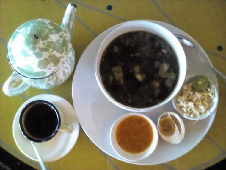 Bertemu Teh Toebroek dan Rawon Bungkul di Mal