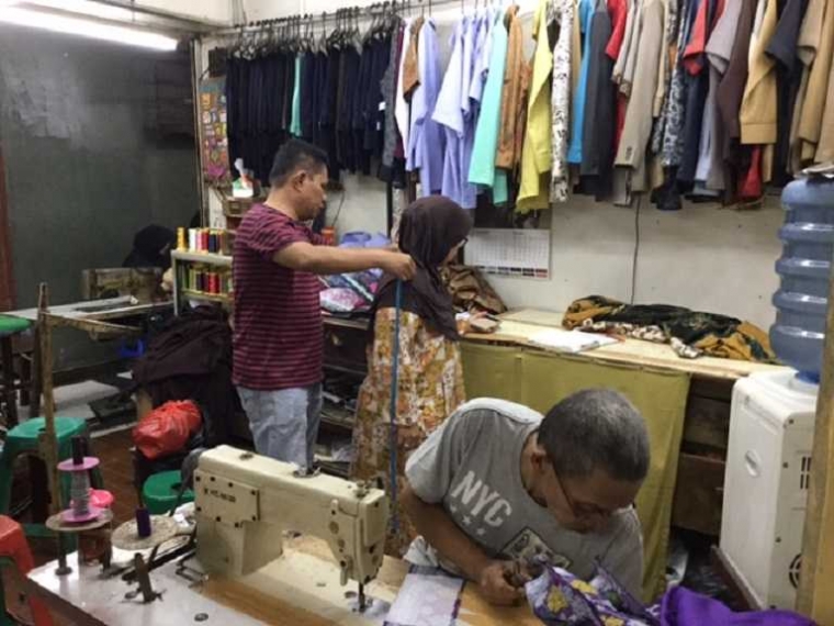 Mengapa Para Ibu Lebih Senang Menjahit Pakaian dengan Mengapa Para Ibu Lebih Senang Menjahit Pakaian dengan